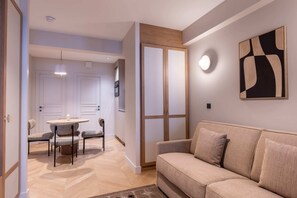 Fernseher, Bücher, Arbeitsbereiche