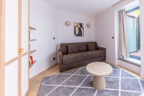 Una televisión, libros, una oficina, una impresora