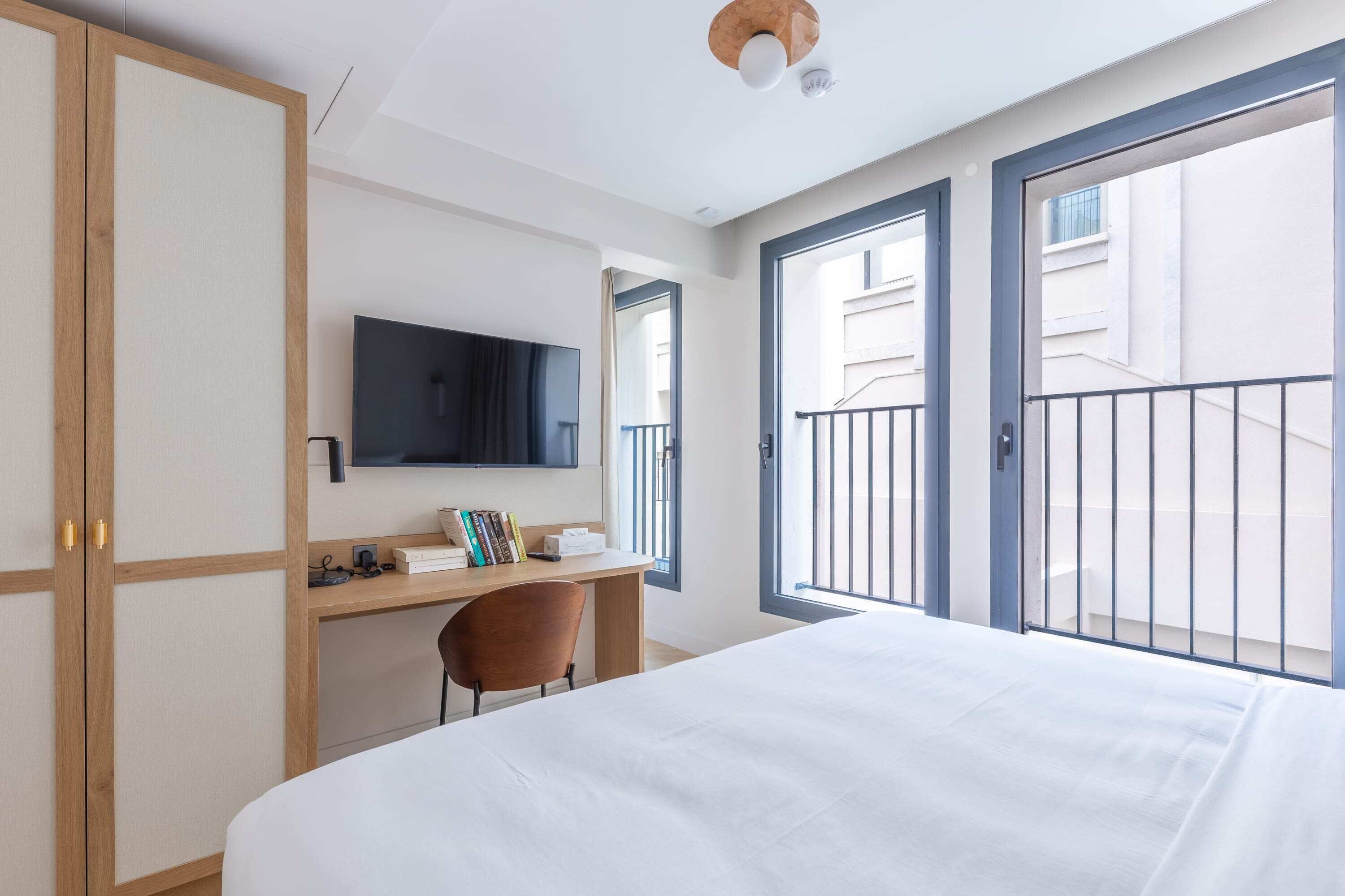 1 habitación, escritorio, tabla de planchar con plancha y wifi 