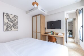 1 dormitorio, escritorio, tabla de planchar con plancha y wifi