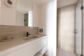 Shower, hair dryer, towels, shampoo