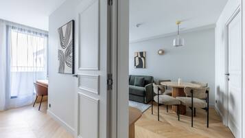 Televisión, libros, oficina