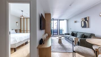 1 habitación, escritorio, tabla de planchar con plancha y wifi