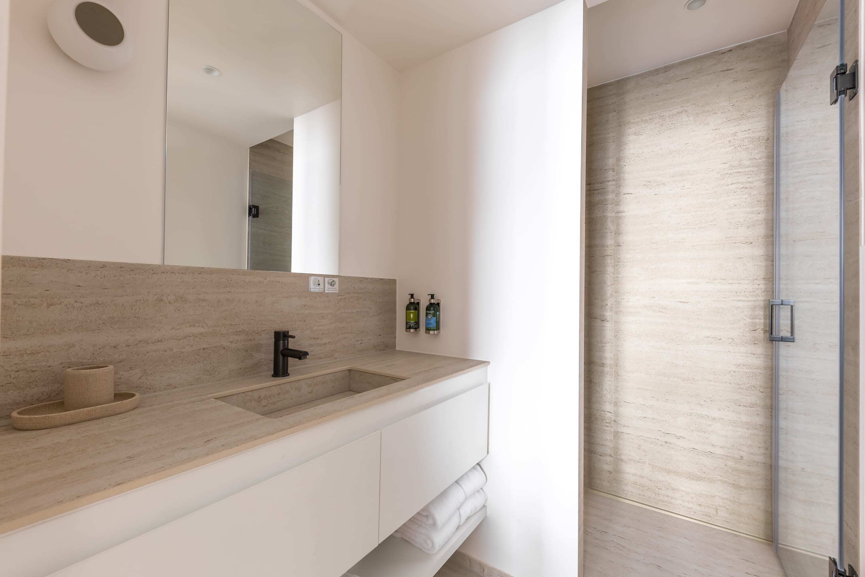 Shower, hair dryer, towels