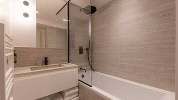 Ducha, secador de pelo, toallas