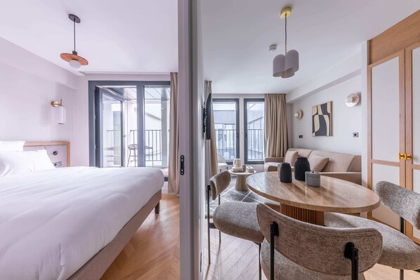 1 habitación, escritorio, tabla de planchar con plancha y wifi