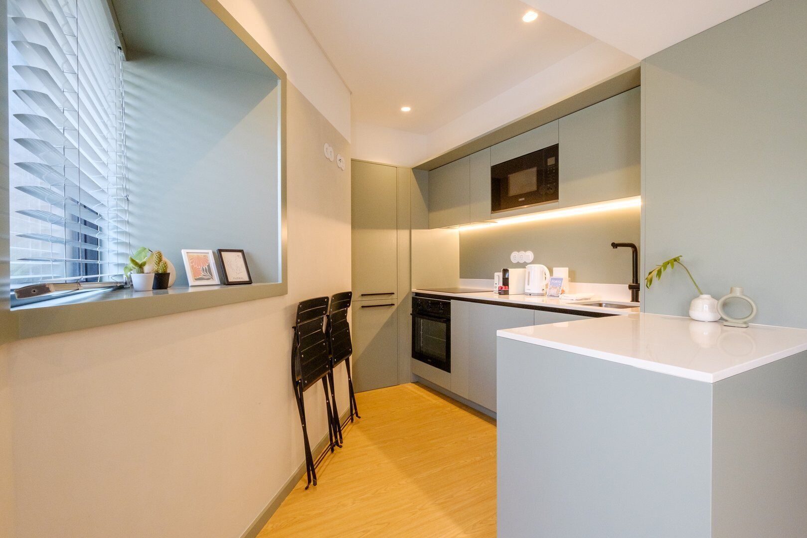 Mikrovågsugn, ugn, diskmaskin och kaffe- och tebryggare