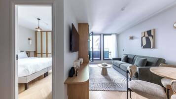 1 habitación, escritorio, tabla de planchar con plancha y wifi