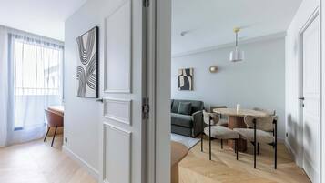 Télévision, livres, espaces bureaux, imprimantes