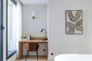 1 habitación, escritorio, tabla de planchar con plancha y wifi 