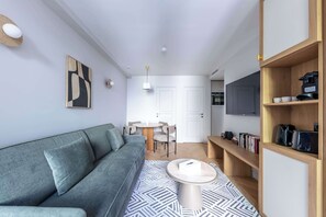 TV, books, offices, printers - Opera - One Bedroom Balcony (Paris)