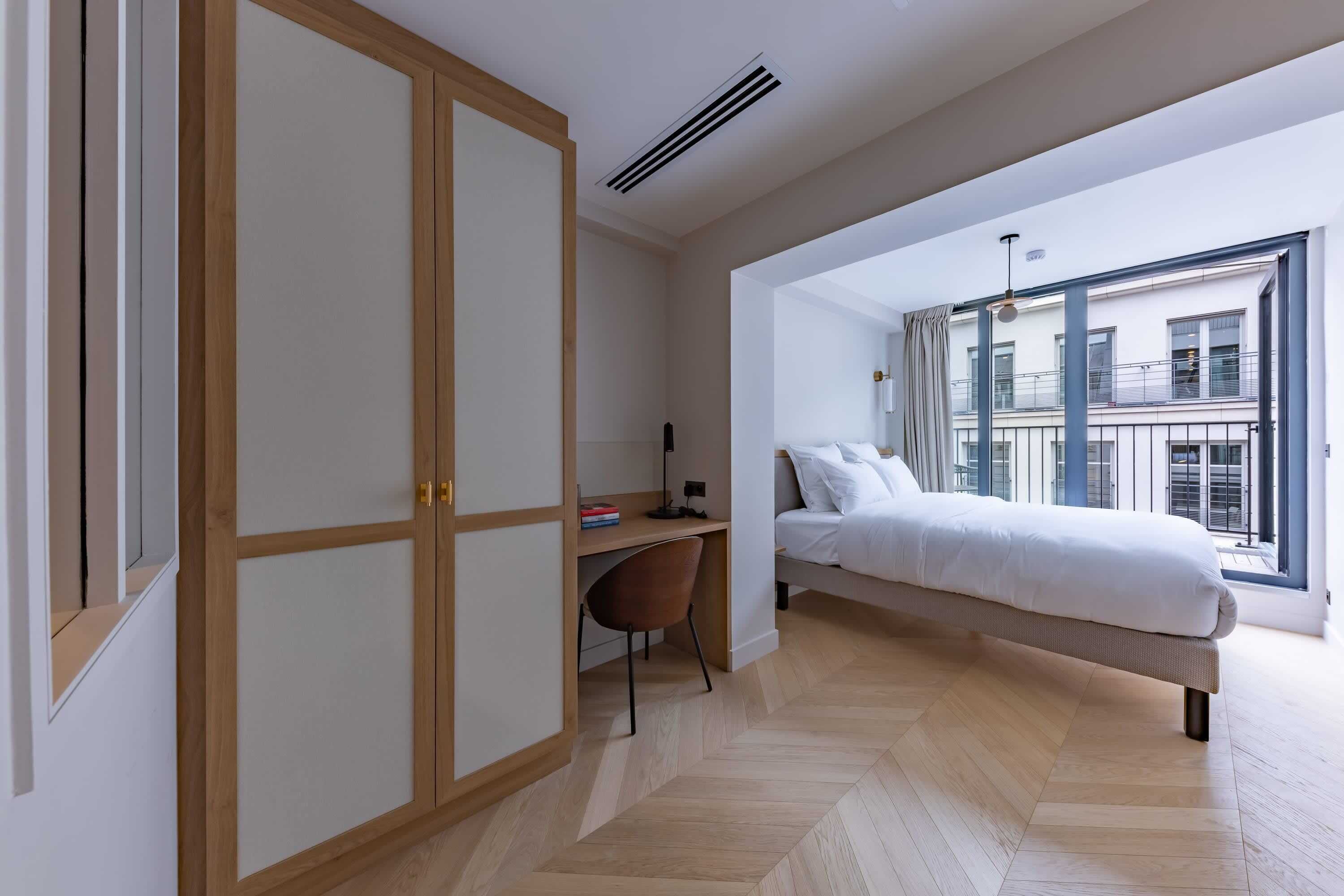 1 dormitorio, escritorio, tabla de planchar con plancha y wifi