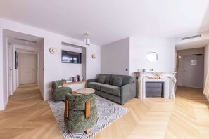 TV, offices, printers - Opera -3 Bedroom / 2 living rooms connecting apt. (Paris)