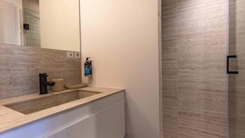 Ducha, secador de pelo, toallas, shampoo