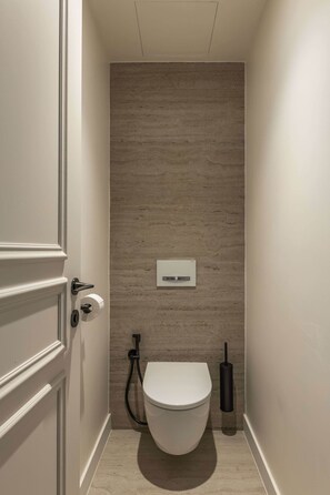Shower, hair dryer, towels, shampoo - Opera - One Bedroom in Paris (Paris)