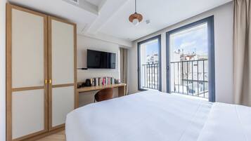 1 habitación, escritorio, tabla de planchar con plancha y wifi