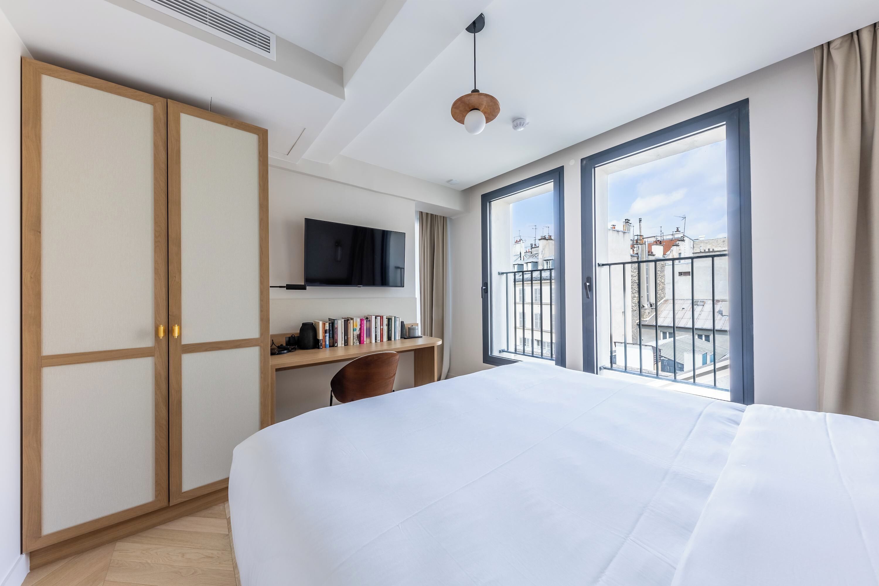 1 habitación, escritorio, tabla de planchar con plancha y wifi 