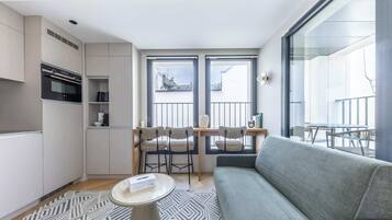 Télévision, livres, espaces bureaux