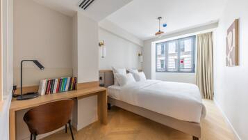 1 habitación, escritorio, tabla de planchar con plancha y wifi