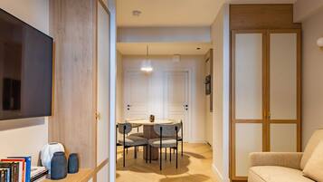 Televisión, libros, oficina