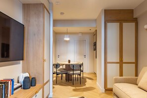 TV, bøker og kontorer