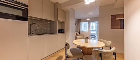 Kylskåp, mikrovågsugn, ugn och spishäll