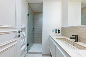 Douche, sèche-cheveux, serviettes fournies