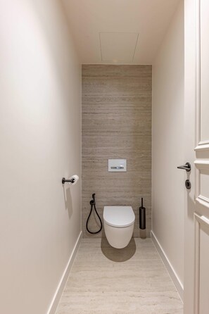 Shower, hair dryer, towels, shampoo - Opera - One bedroom apt. in Paris (Paris)