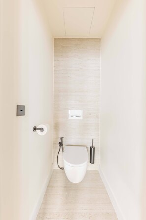 Shower, hair dryer, towels - Opera - One Bedroom Balcony (Paris)