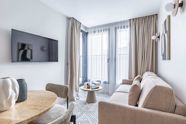 Fernseher, Bücher, Arbeitsbereiche