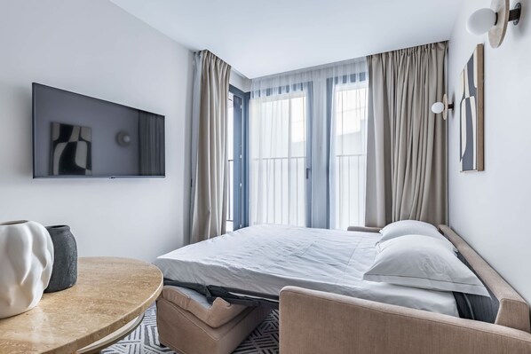 1 bedroom, desk, iron/ironing board, WiFi