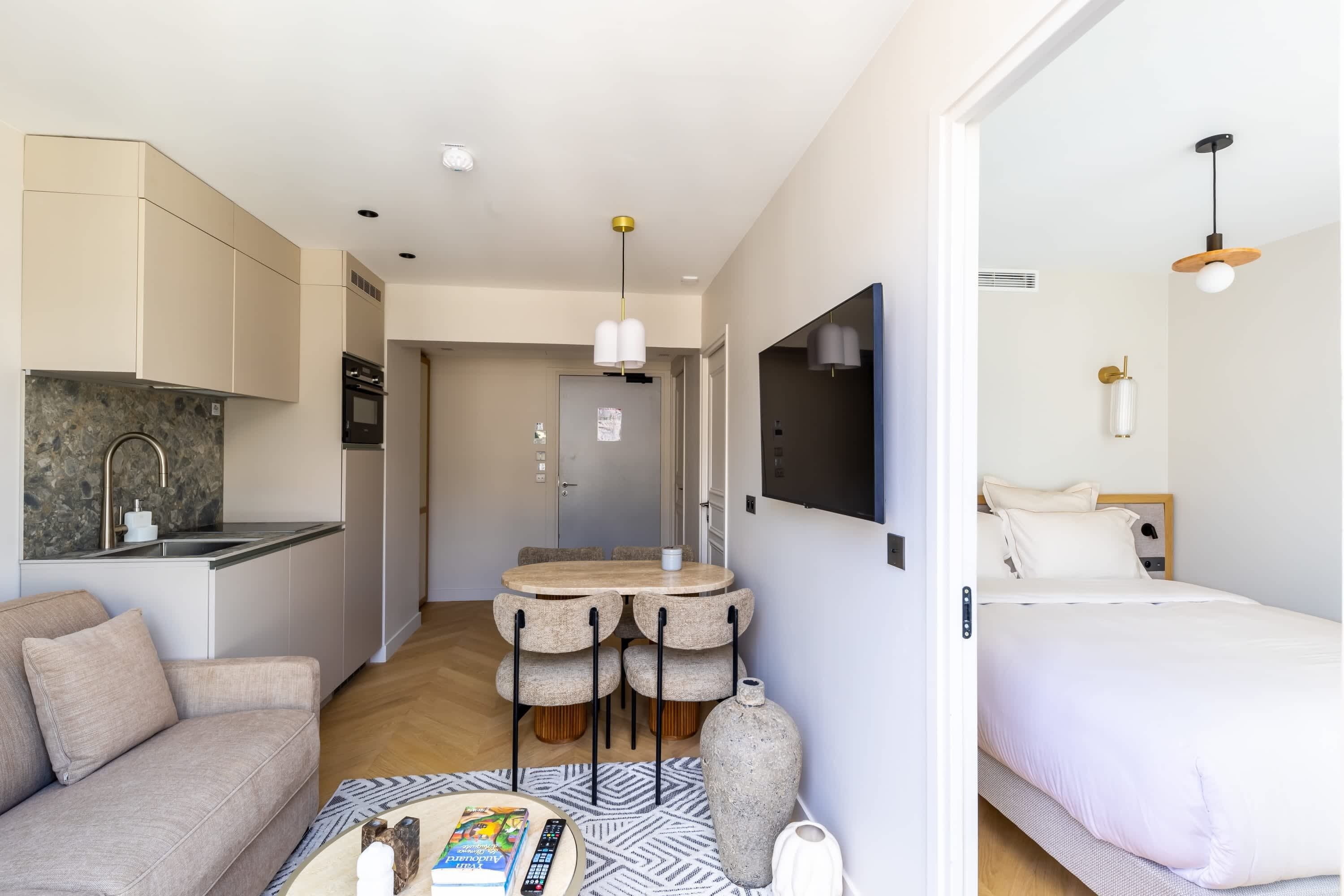 1 habitación, escritorio, tabla de planchar con plancha y wifi 
