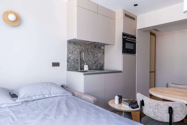 1 bedroom, desk, iron/ironing board, WiFi