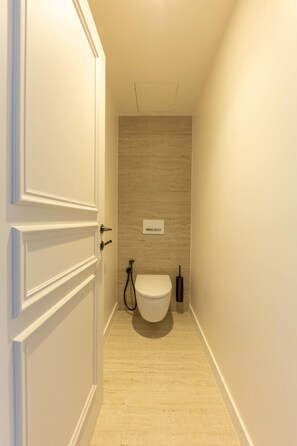 Shower, hair dryer, towels, shampoo