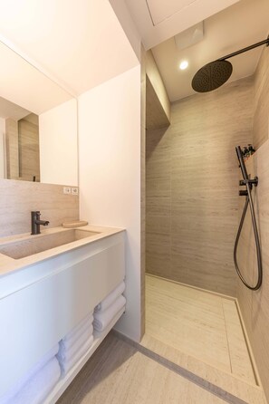 Regadera, secadora de cabello, toallas 