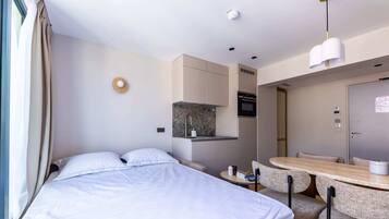 1 habitación, escritorio, tabla de planchar con plancha y wifi