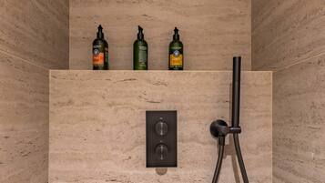 Ducha, secador de pelo, toallas