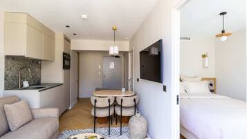 1 habitación, escritorio, tabla de planchar con plancha y wifi