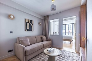 Tv, böcker, kontor och printers