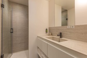 Een douche, een haardroger, handdoeken