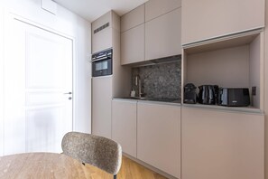 Een koelkast, een microgolfoven, een oven, een kookplaat