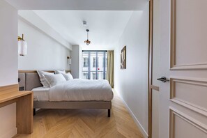 1 slaapkamer, een bureau, een strijkplank/strijkijzer, wifi