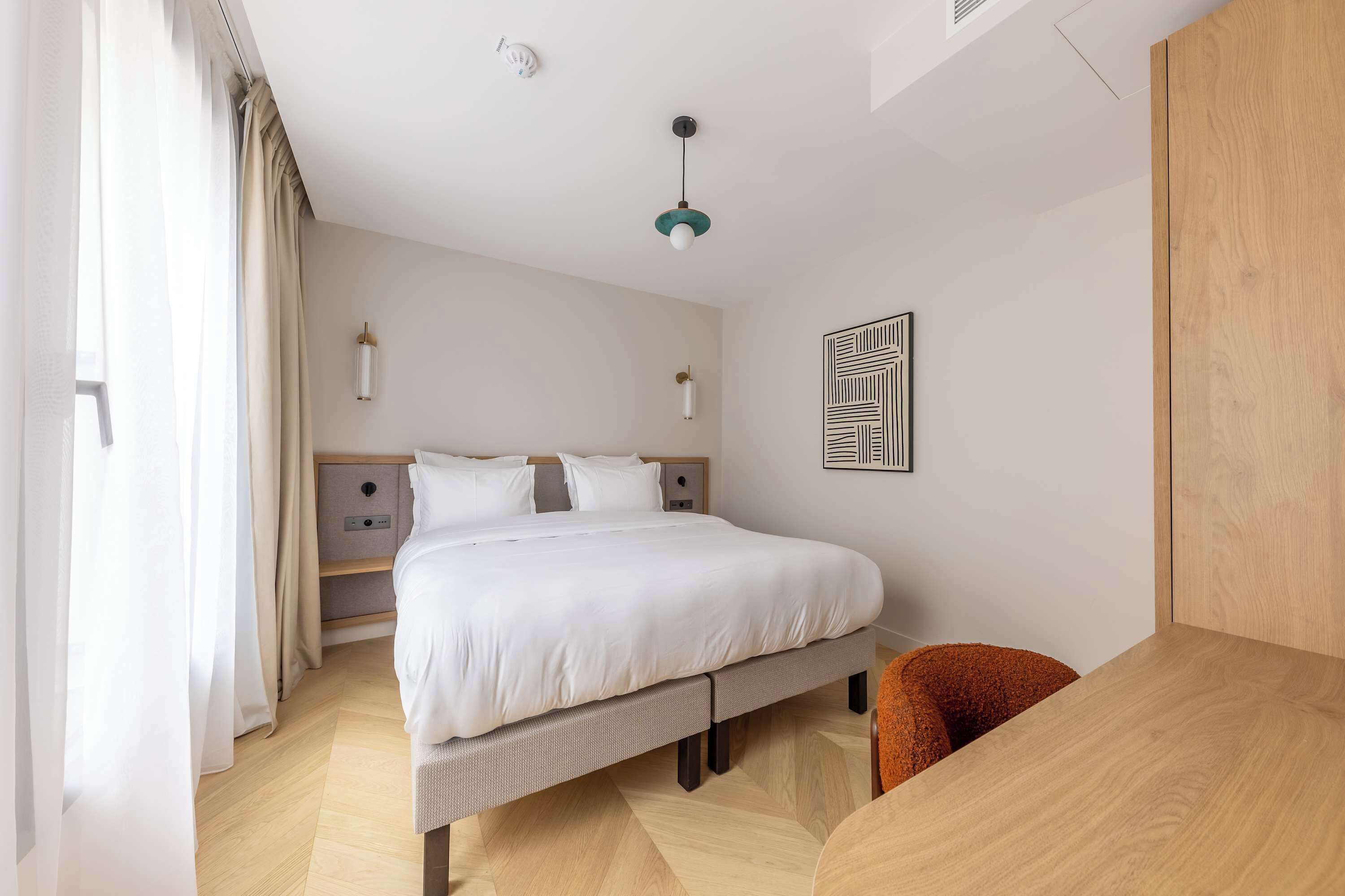 2 bedrooms, desk, iron/ironing board, WiFi
