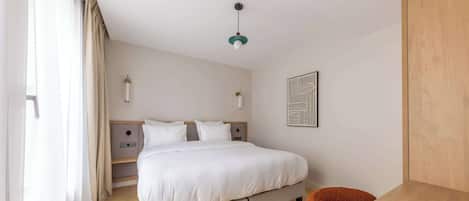 2 bedrooms, desk, iron/ironing board, WiFi