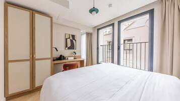 2 bedrooms, desk, iron/ironing board, WiFi