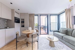 Televisie, boeken en een kantoor