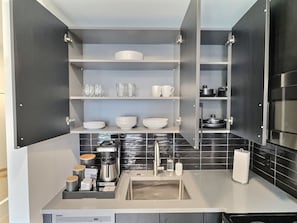 Fridge, microwave, oven, stovetop - Modern Studio, Near UAB and Downtown Hotspots (Birmingham)