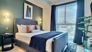 Skrivebord, strykejern/-brett, wi-fi (inkludert) og sengetøy