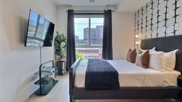 Escritorio, tabla de planchar con plancha, wifi gratis y ropa de cama