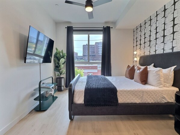 Een bureau, een strijkplank/strijkijzer, gratis wifi, beddengoed